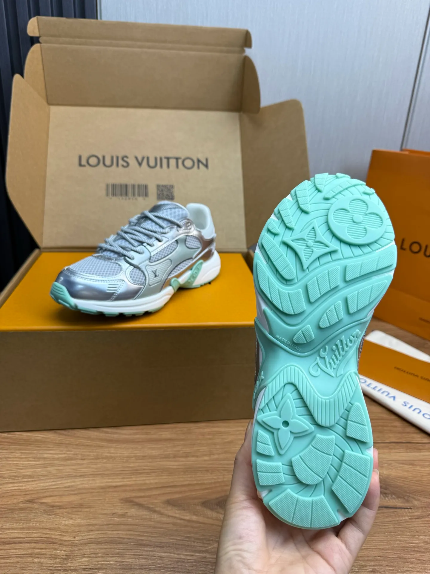 Men's shoes 💰600💰 🌈LV | Louis Vuitton 2025𝐬𝐬 🧡💚2025 spring and summer new style top version‼ ️The original version is the same. The counter specializes in the latest casual shoes. Hard goods are new🆕 🔥🔥🔥Top version: Couple model LV Louis Vuitton L House Donkey brand The latest Olympia series Couple model Silver Horn King Casual sneakers Running shoes This LV Olympia sneaker combines mesh fabric and metallic synthetic leather and other technical fabrics to reinterpret the classic running shoe design with a neat and simple design. Lightweight EVA outsole provides a stretchy fit. Rich details such as Monogram embossing and LV letters establish recognition. Exquisite packaging at the delivery counter 🛍📦 ▪️Fabrics: Original imported technical fabric + mesh ▪️Inner lining: Original customized breathable mesh ▪️Sole: Original molded rubber foam material ▪️Sole thickness: 3.5CM ▪️Size: 35--45 (customized for women 40 and men 45)